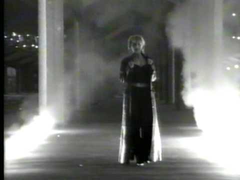 Zehra Bajraktarević Ne Vjeruj Mu Majko -Official 2002 – YouTube